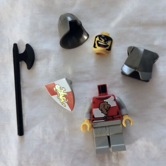 LEGO Castle Kingdoms Red Lion Knight w/Ax Shield & Armor - Funky Face Expression - Picture 3 of 3